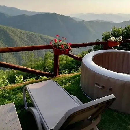 Holidays Crasciana, Con Terrazza Vista Sulle Alpi Apuane. Holiday home *