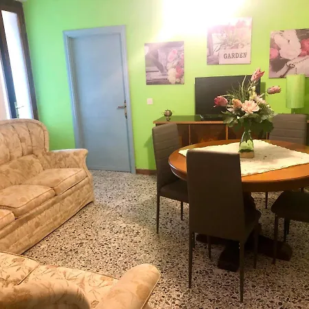 Holidays Crasciana, Con Terrazza Vista Sulle Alpi Apuane. Σπίτι διακοπών *