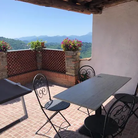 Holidays Crasciana, Con Terrazza Vista Sulle Alpi Apuane. Holiday home Crasciana